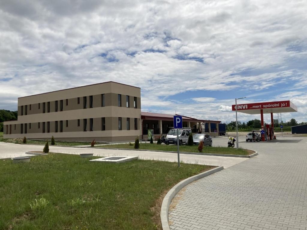M70 Panzio Szemenyecsörnye Kültér fotó